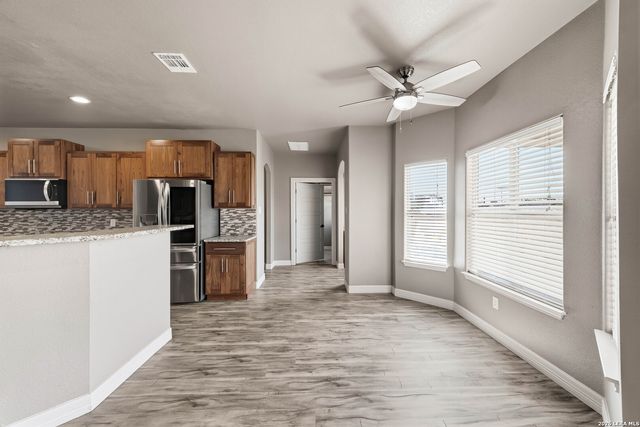 353 BIG OAK DR, Adkins, TX 78101
