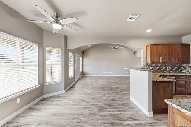 353 BIG OAK DR, Adkins, TX 78101