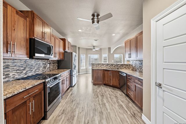 353 BIG OAK DR, Adkins, TX 78101