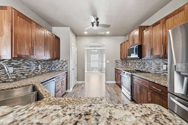 353 BIG OAK DR, Adkins, TX 78101