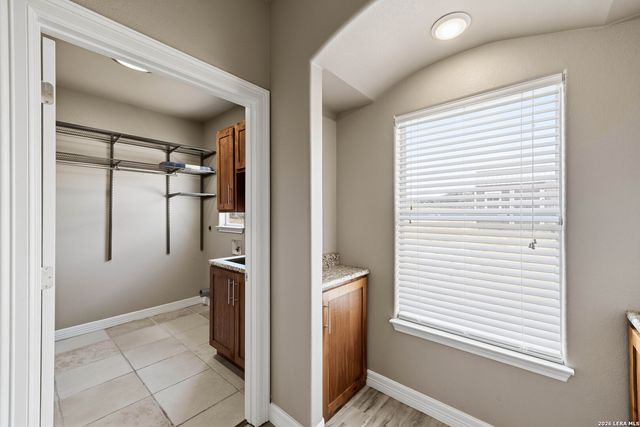 353 BIG OAK DR, Adkins, TX 78101