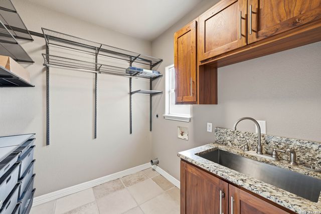 353 BIG OAK DR, Adkins, TX 78101