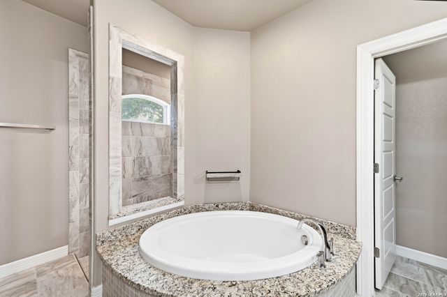 353 BIG OAK DR, Adkins, TX 78101