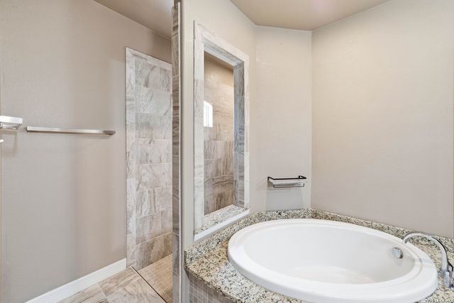 353 BIG OAK DR, Adkins, TX 78101