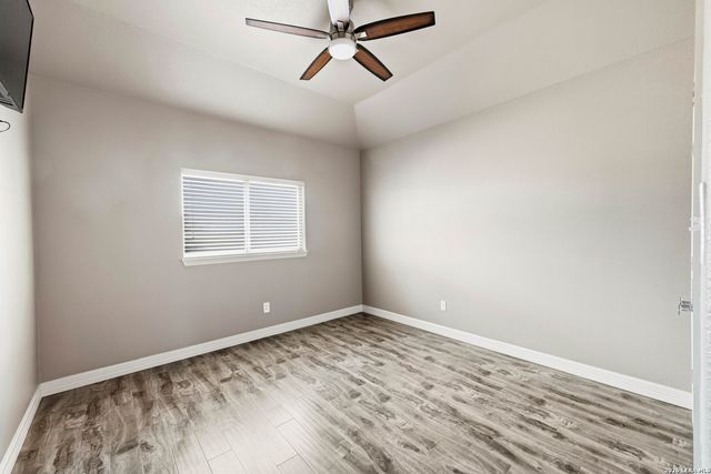 353 BIG OAK DR, Adkins, TX 78101