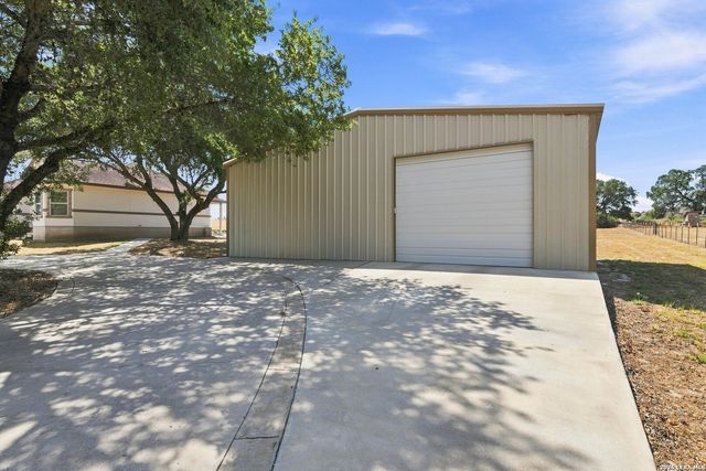 353 BIG OAK DR, Adkins, TX 78101