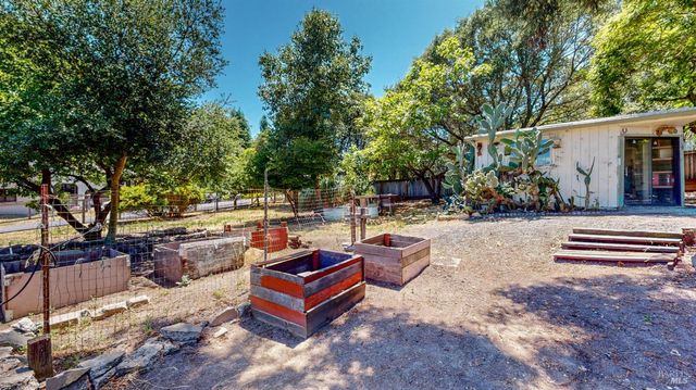 201 Gossage Ave, Petaluma, CA 94952