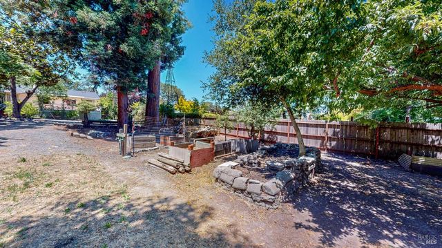 201 Gossage Ave, Petaluma, CA 94952