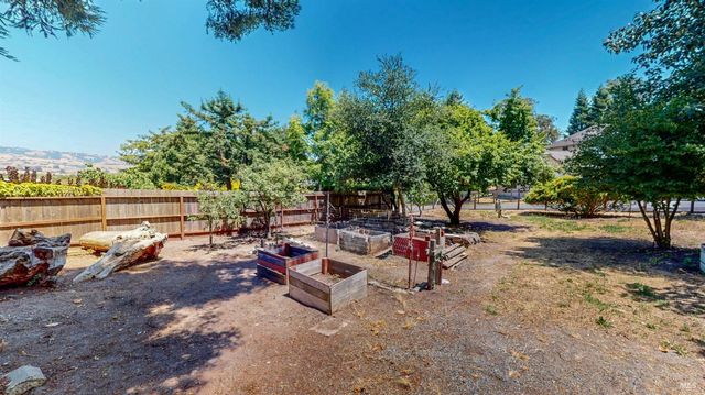201 Gossage Ave, Petaluma, CA 94952
