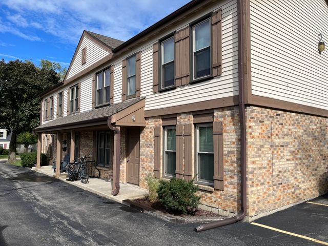 131 Newberry Avenue 1S, Libertyville, IL 60048