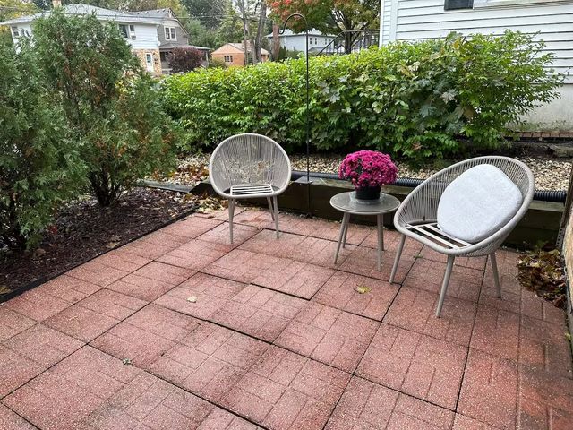 131 Newberry Avenue 1S, Libertyville, IL 60048