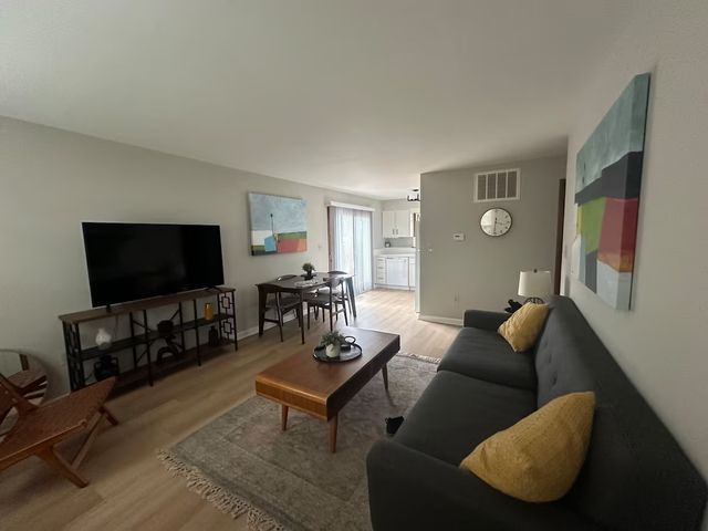 131 Newberry Avenue 1S, Libertyville, IL 60048
