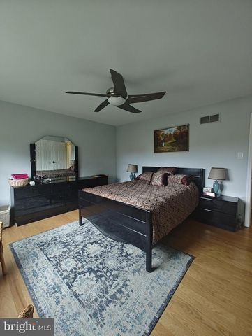 1549 BARNSWALLOW DR, Bensalem, PA 19020