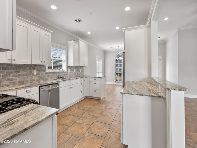 100 Bull Run Circle, Broussard, LA 70518