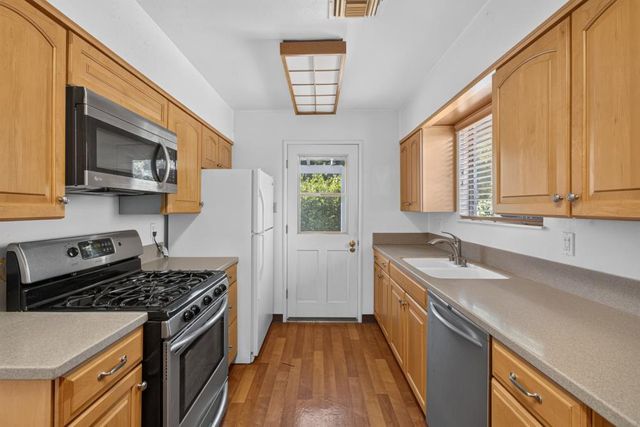 1220 Palm Ave, Roseville, CA 95661