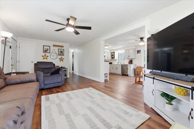 4048 AVENUE E, Council Bluffs, IA 51501