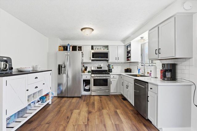 4048 AVENUE E, Council Bluffs, IA 51501