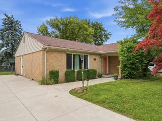 15861 Coral Avenue, Clinton Township, MI 48035