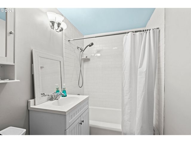 233 HOWARD Ave, Eugene, OR 97404