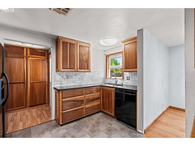 233 HOWARD Ave, Eugene, OR 97404