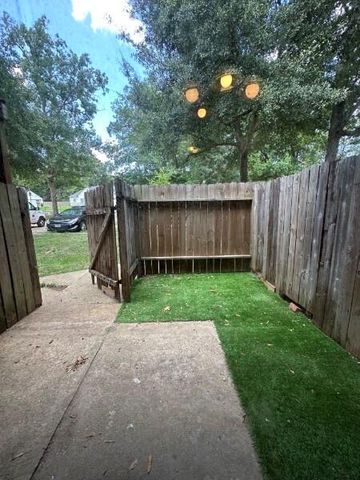 14 Lakeway Street, Conroe, TX 77304