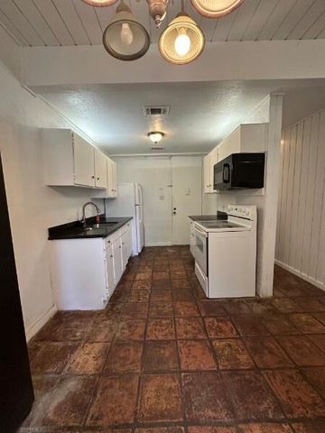 14 Lakeway Street, Conroe, TX 77304