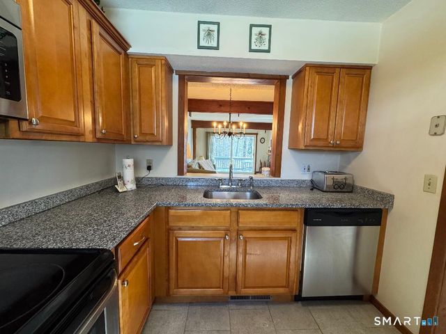 12 Edgehill Court 12, Woodbury, CT 06798