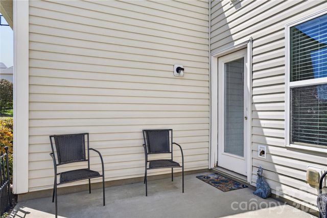 105 Brookshire Lane E, Statesville, NC 28677