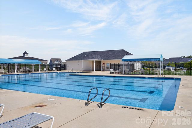 105 Brookshire Lane E, Statesville, NC 28677