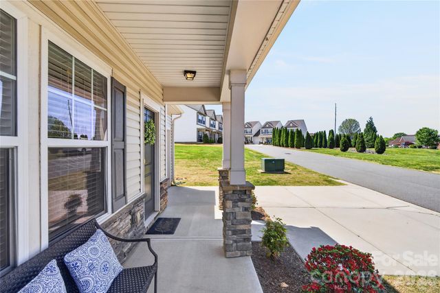 105 Brookshire Lane E, Statesville, NC 28677
