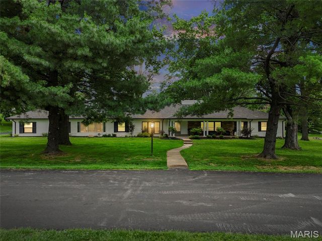18 Country Aire Drive, Town And Country, MO 63131