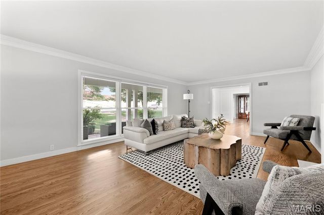 18 Country Aire Drive, Town And Country, MO 63131