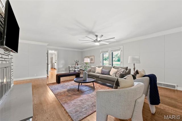 18 Country Aire Drive, Town And Country, MO 63131