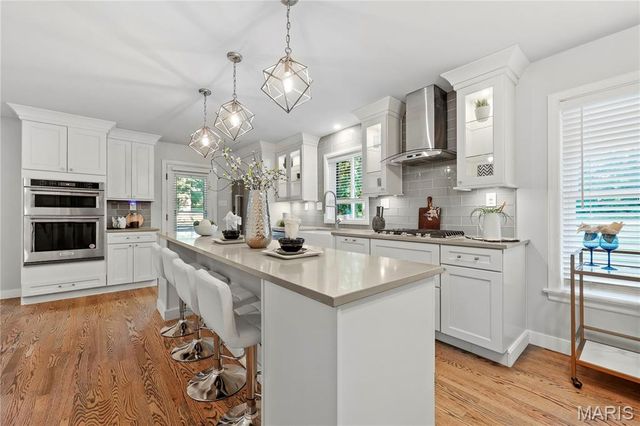 18 Country Aire Drive, Town And Country, MO 63131