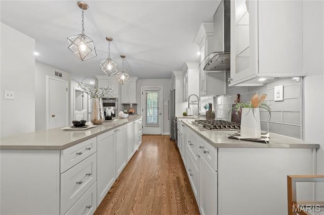 18 Country Aire Drive, Town And Country, MO 63131
