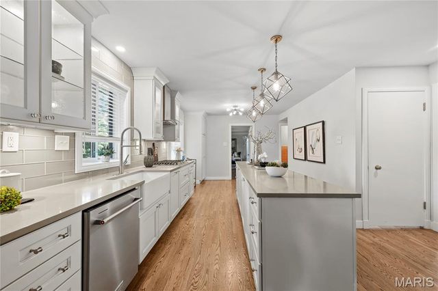 18 Country Aire Drive, Town And Country, MO 63131