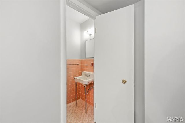 18 Country Aire Drive, Town And Country, MO 63131