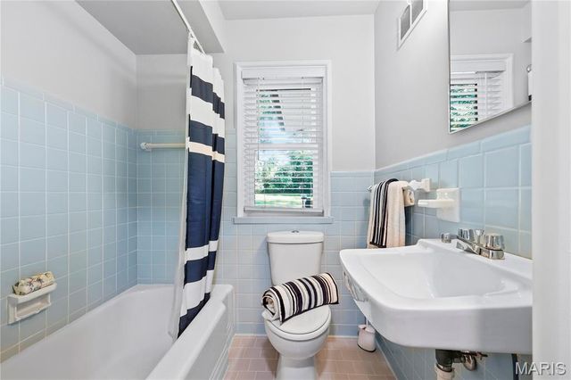 18 Country Aire Drive, Town And Country, MO 63131