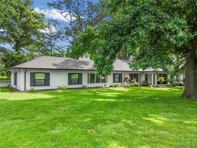 18 Country Aire Drive, Town And Country, MO 63131