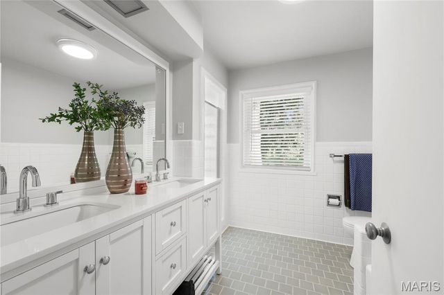 18 Country Aire Drive, Town And Country, MO 63131