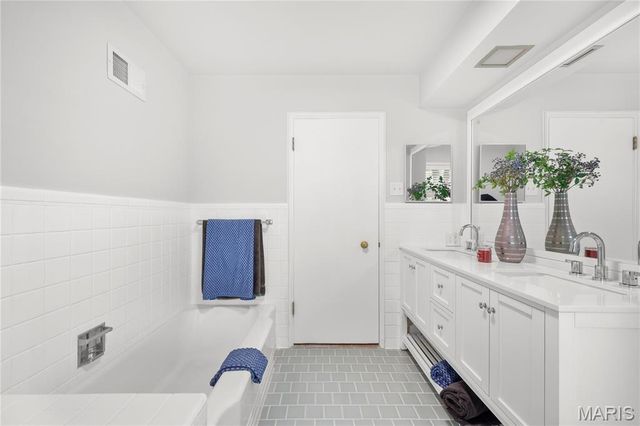 18 Country Aire Drive, Town And Country, MO 63131