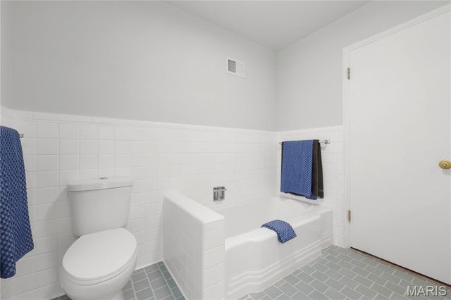 18 Country Aire Drive, Town And Country, MO 63131