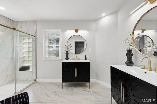 18 Country Aire Drive, Town And Country, MO 63131