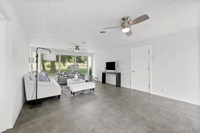 18 Country Aire Drive, Town And Country, MO 63131