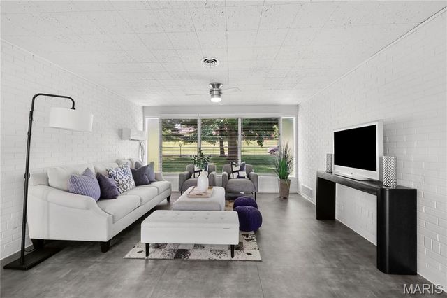 18 Country Aire Drive, Town And Country, MO 63131