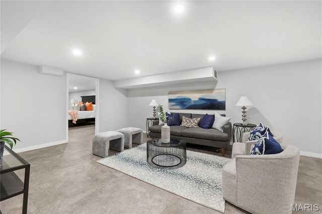 18 Country Aire Drive, Town And Country, MO 63131