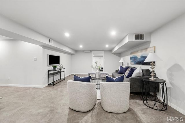 18 Country Aire Drive, Town And Country, MO 63131