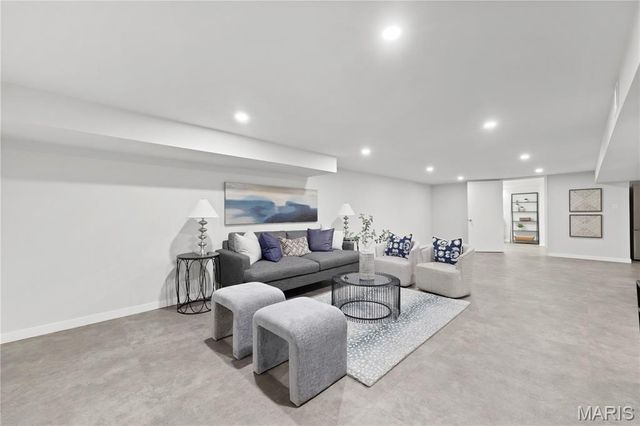 18 Country Aire Drive, Town And Country, MO 63131
