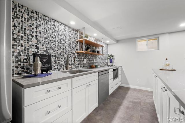 18 Country Aire Drive, Town And Country, MO 63131