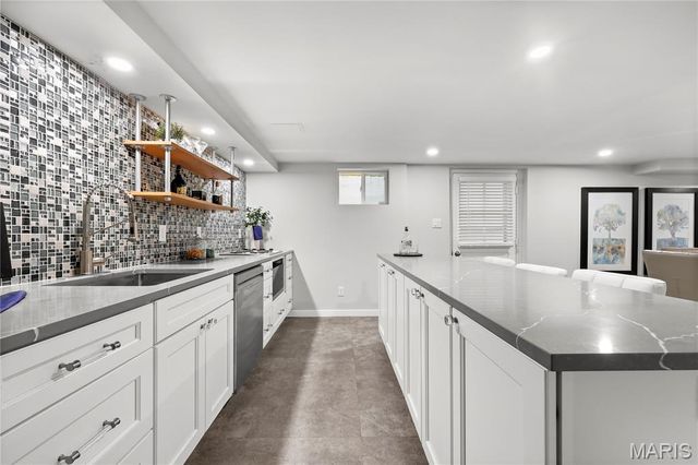 18 Country Aire Drive, Town And Country, MO 63131